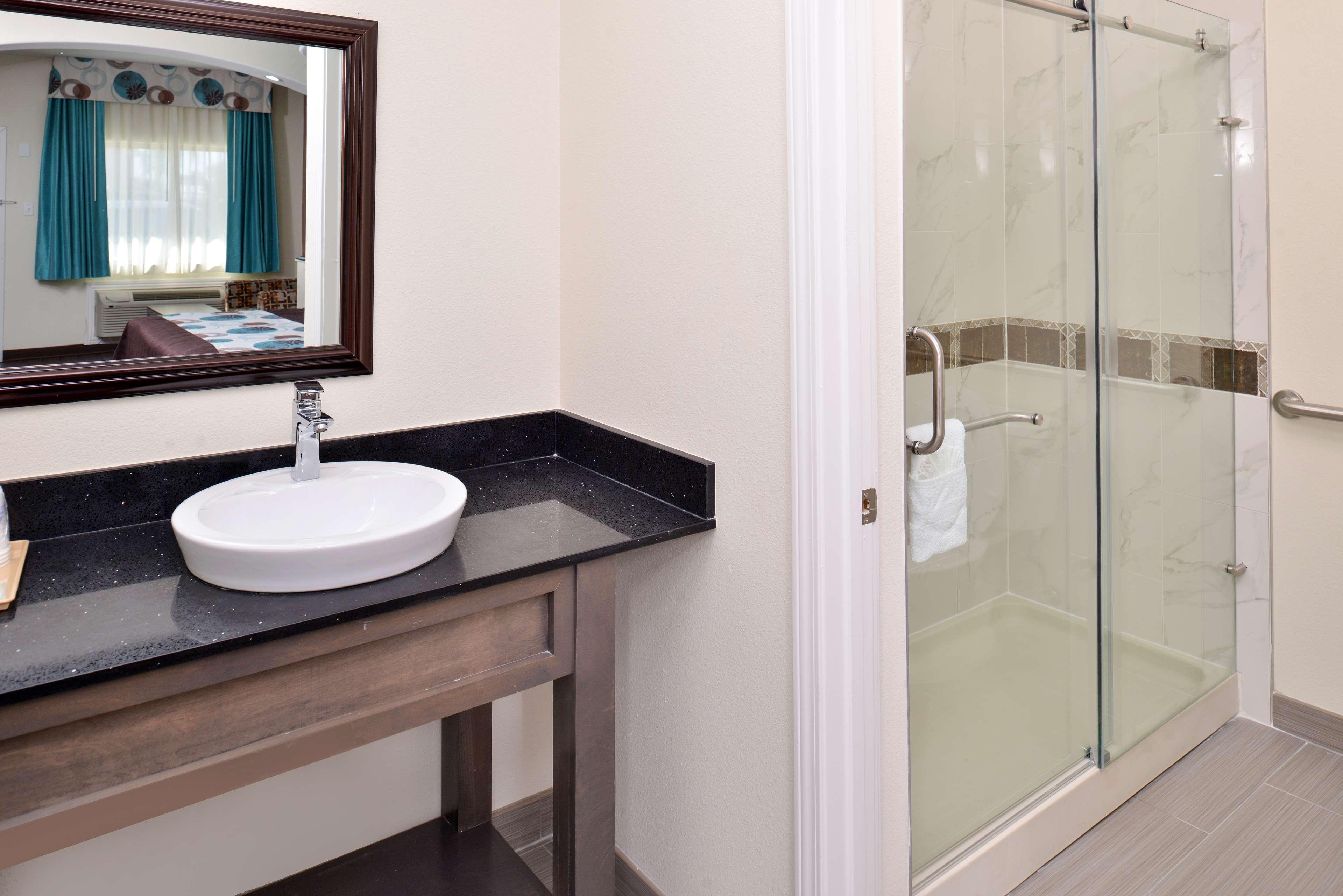 Americas Best Value Inn & Suites - Houston/Hwy 6 & Westpark Mission Bend Екстериор снимка