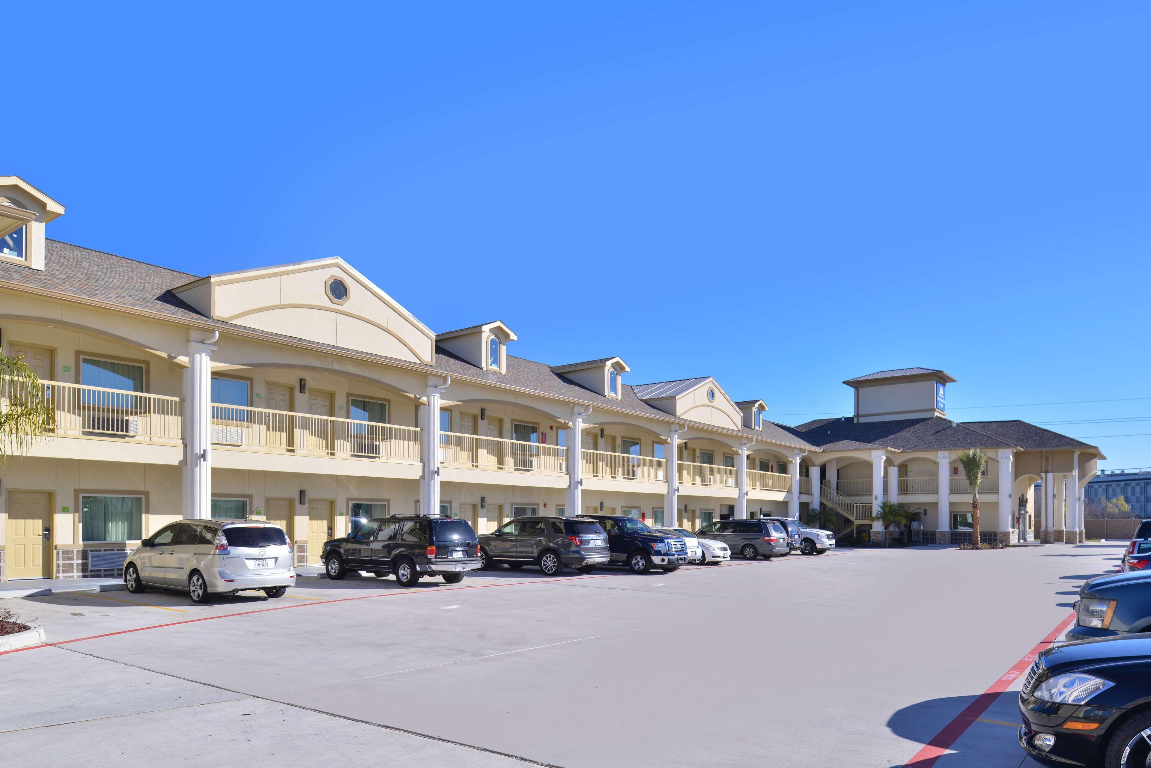 Americas Best Value Inn & Suites - Houston/Hwy 6 & Westpark Mission Bend Екстериор снимка