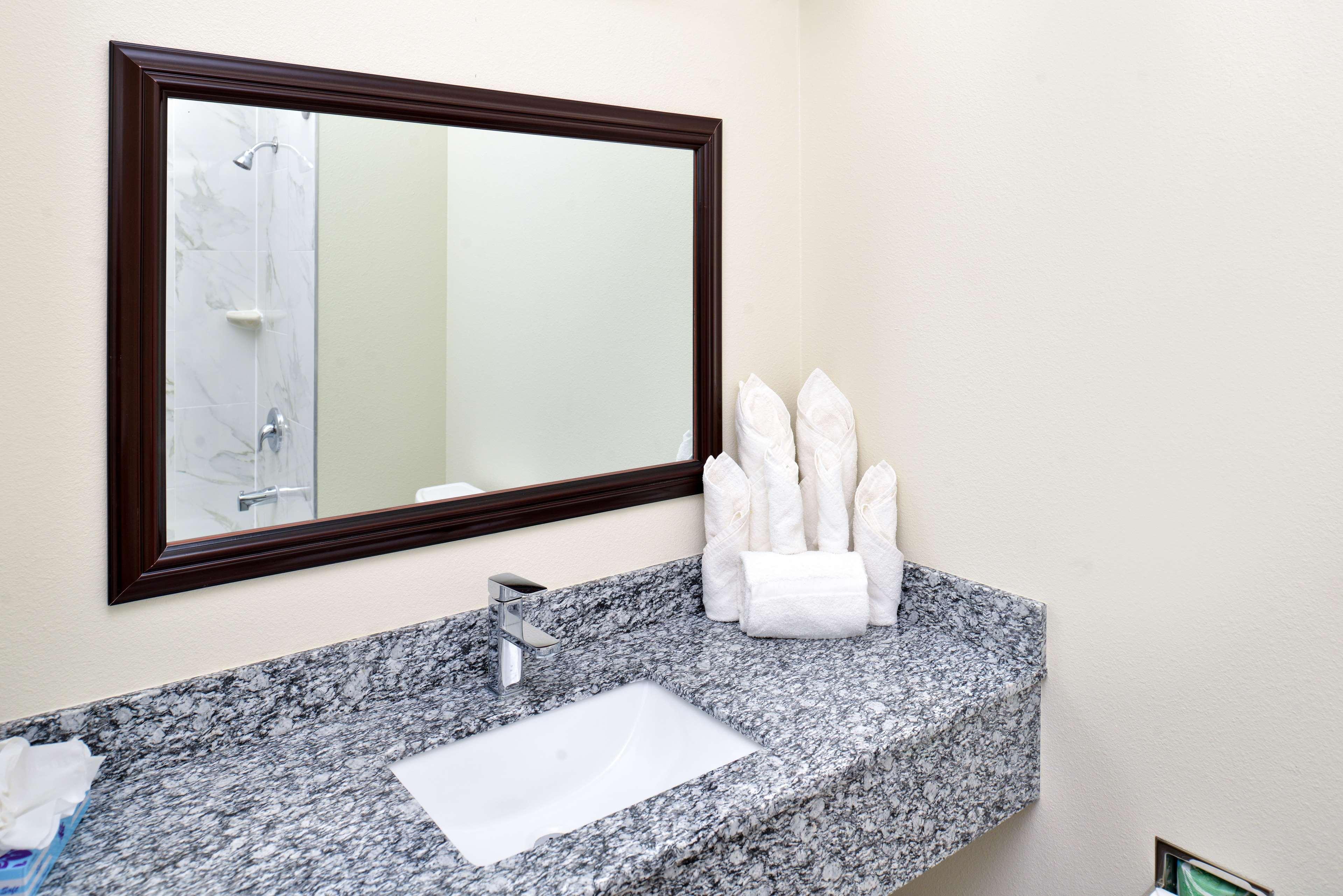 Americas Best Value Inn & Suites - Houston/Hwy 6 & Westpark Mission Bend Екстериор снимка